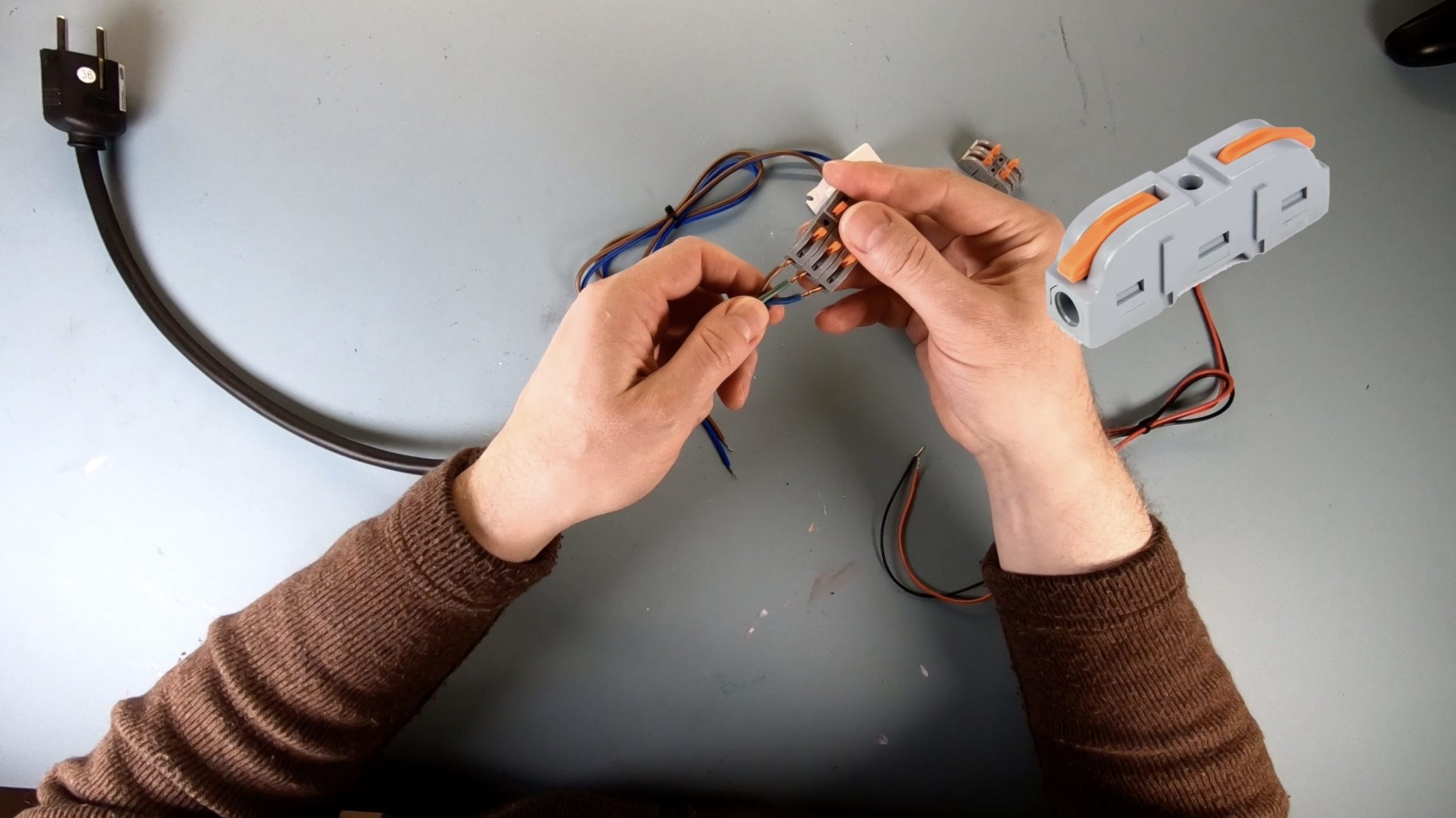 Insert the three leads of the Schuko plug on one side of the cable connector with three elements ...