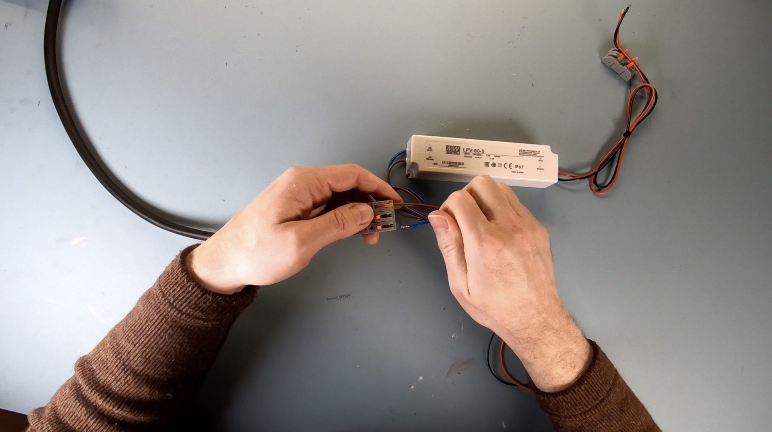 ... and insert the 230 Volt input lines of the power supply on the other side of the cable connector – the element with the neutral conductor (here in the middle) remains empty in this case.