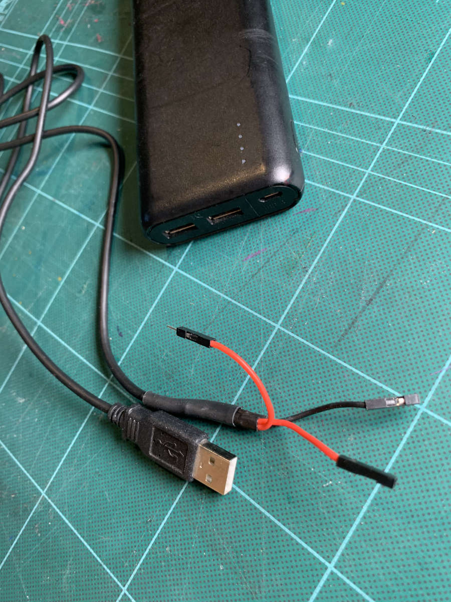 Finished cable – do not be surprised: I have soldered two different plugs onto the 5-volt line.